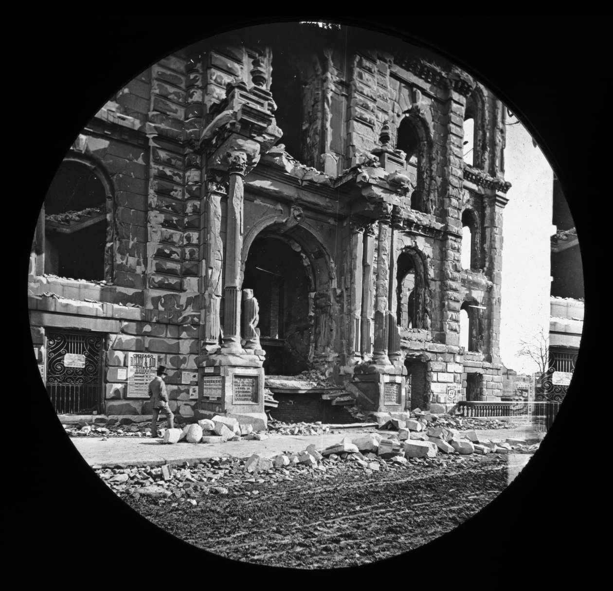 1871年の大シカゴの火の後の裁判所への西側の入り口（ガラスランタンスライド） 作： アメリカの写真家