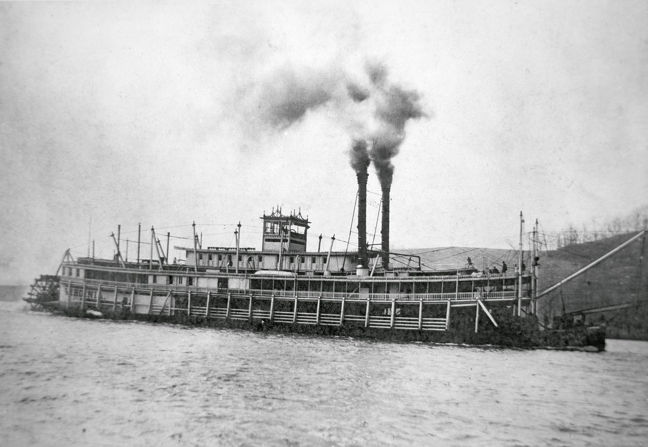 1880年頃、オハイオ川を航行する船尾付き船「バージニア」（モノクロ写真 作： アメリカの写真家