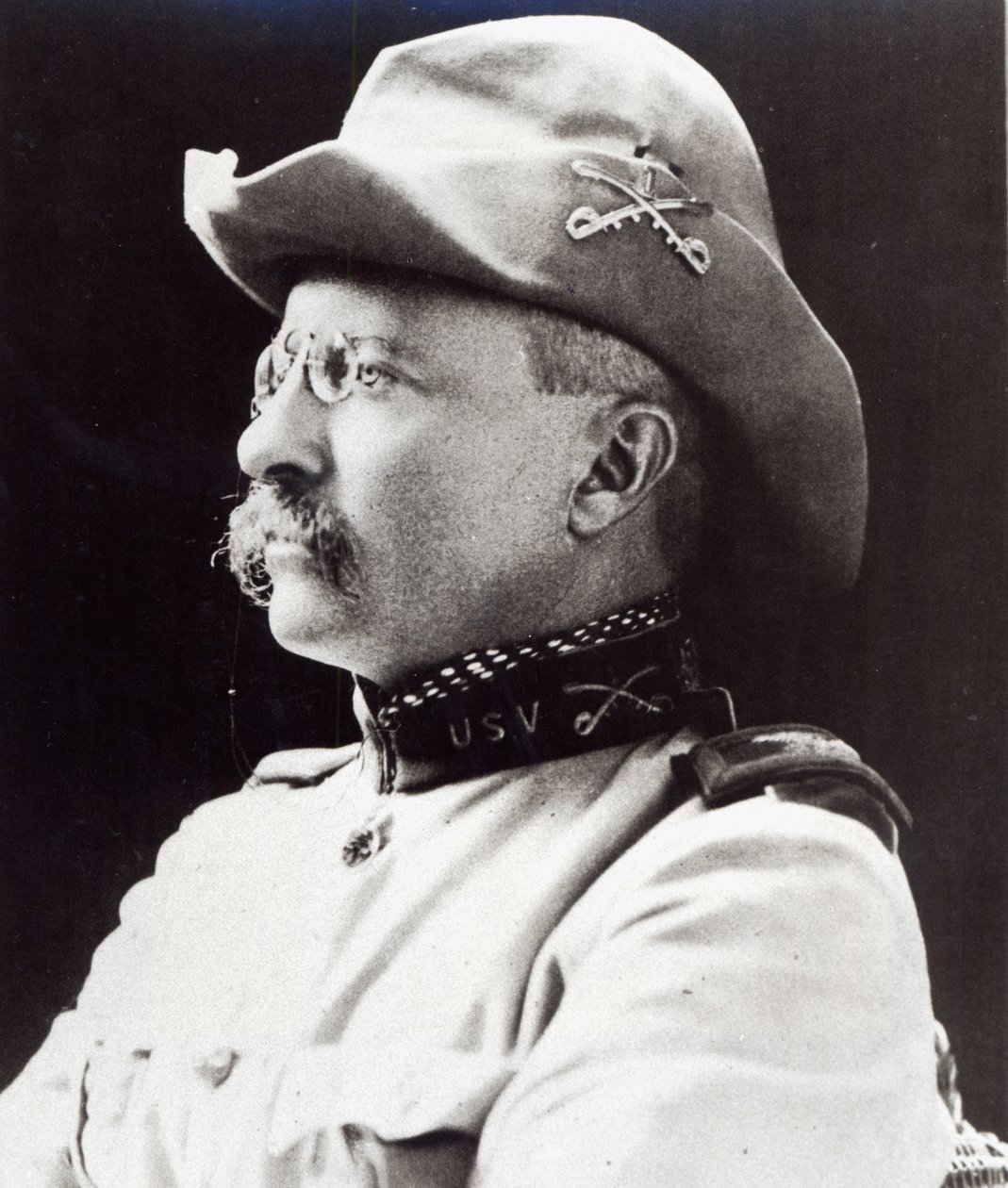 1898年、米国第1義勇騎兵隊の中佐に就任したセオドア・ルーズベルト（モノクロ写真 作： アメリカの写真家