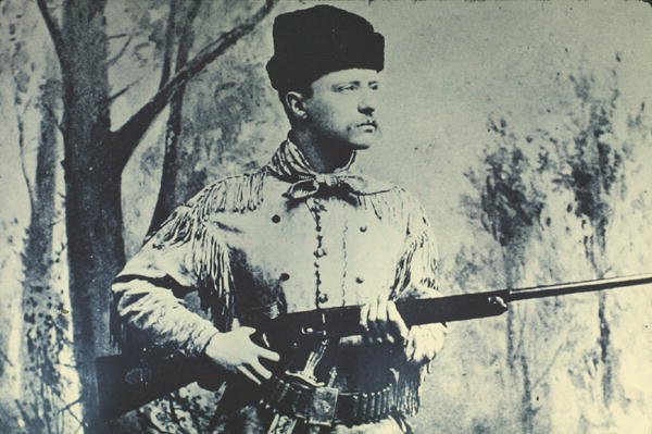 ハンティングドレスを着たセオドア・ルーズベルト、1885年頃（白黒写真） 作： アメリカの写真家