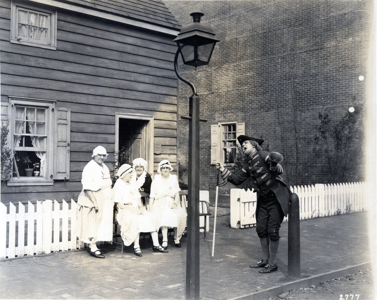 ハイストリートのタウンクライヤー、1926年（ゼラチンシルバープリント） 作： アメリカの写真家