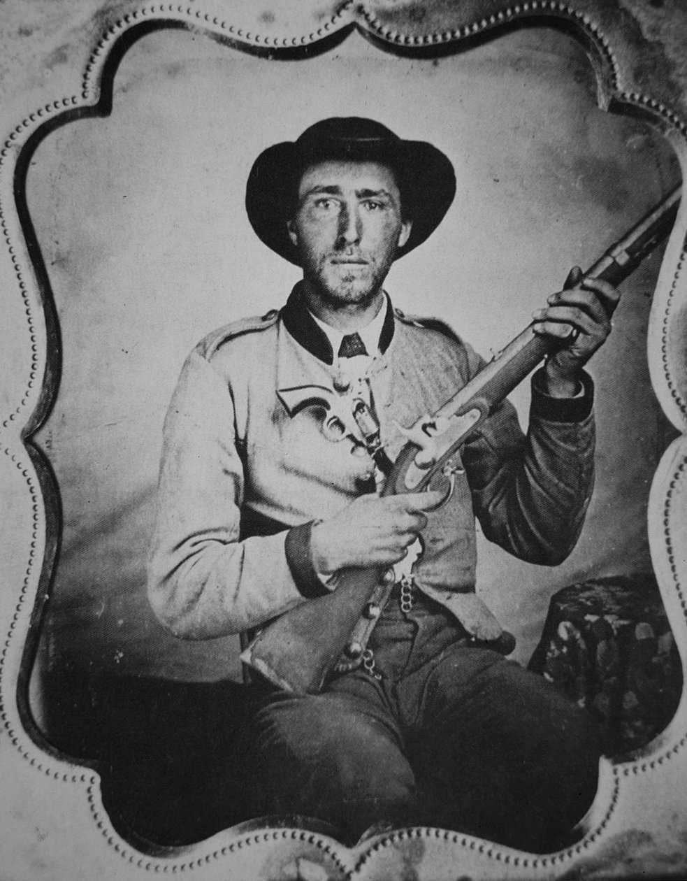 写真家のスタジオでポーズをとる無名の南部連合軍兵士（モノクロ写真 作： アメリカの写真家