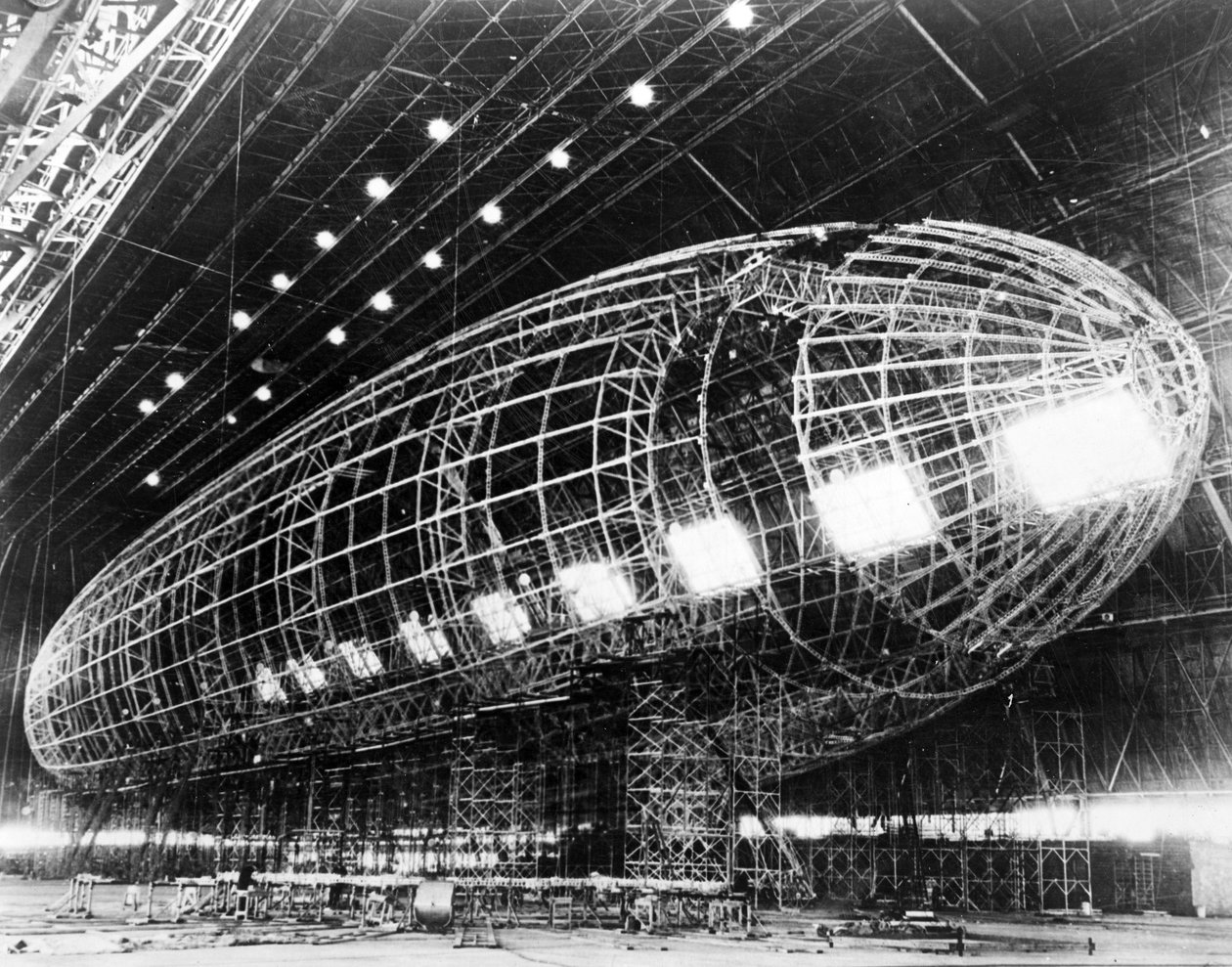 完成間近の世界最大の飛行船、1930年代に公開 作： アメリカの写真家