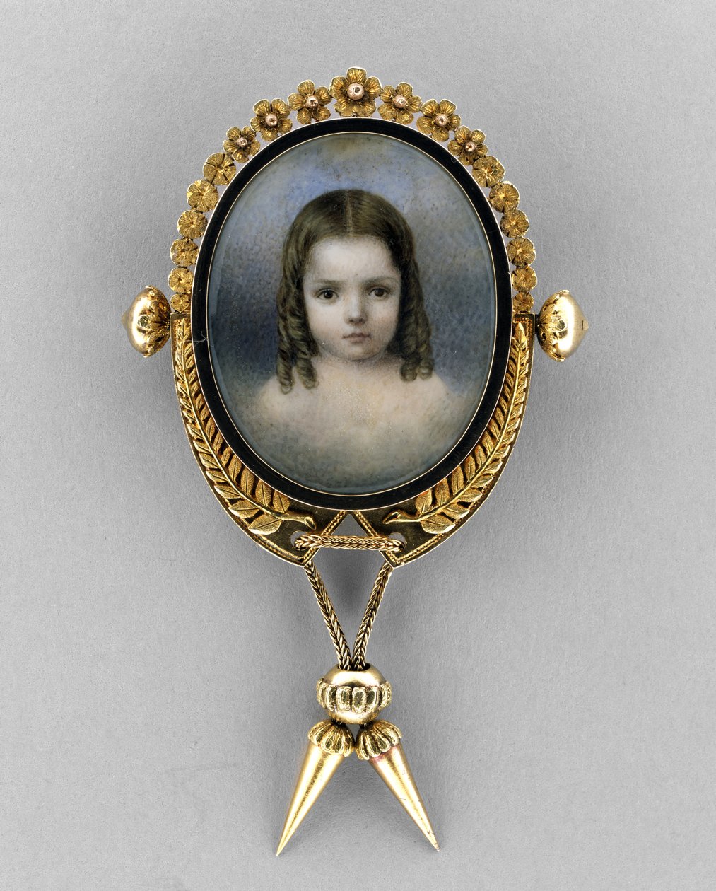 少女の肖像」ブローチ 1860年頃 （アイボリーに水彩 作： アメリカの学校