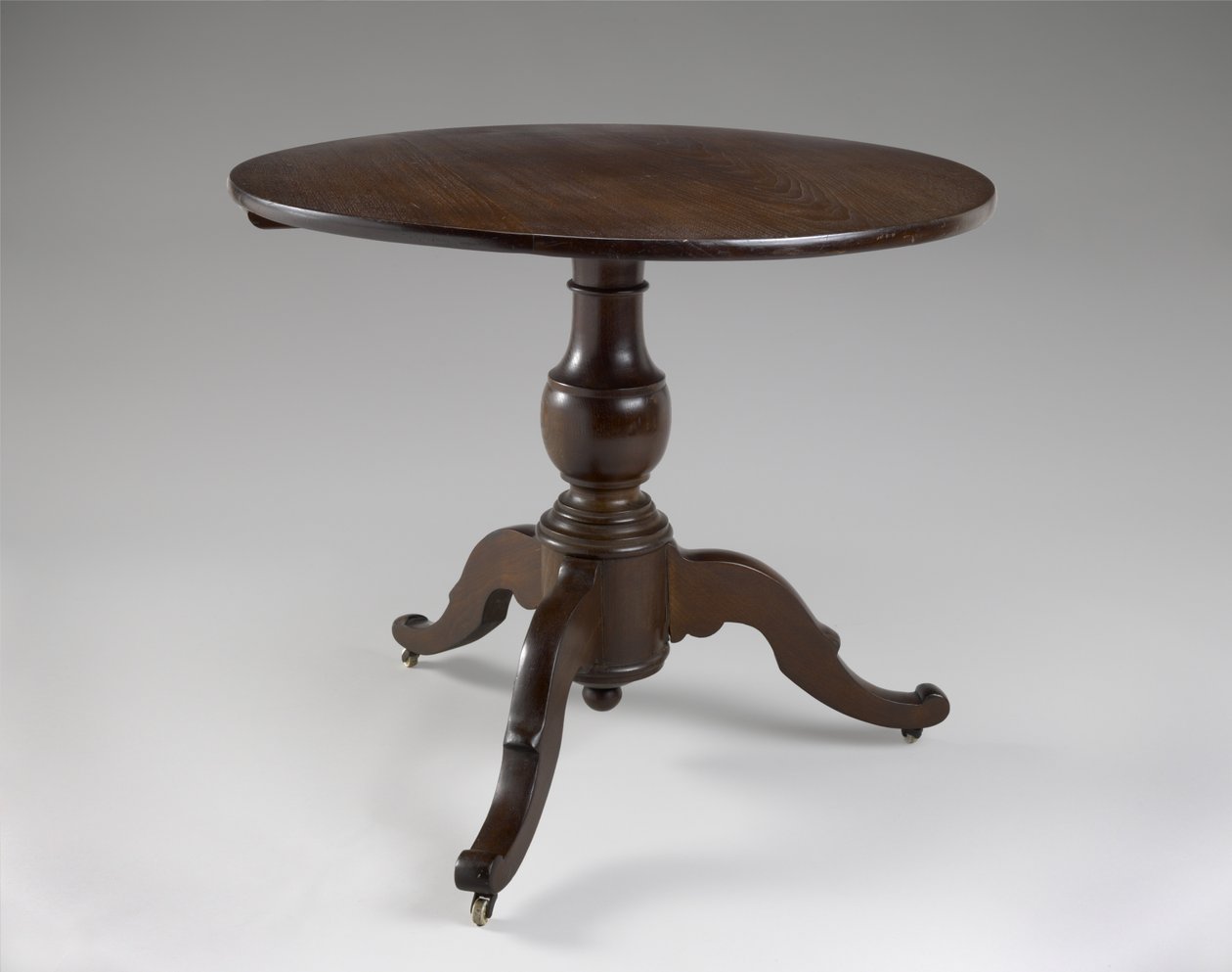 センターテーブル、c。 1850-1870（黒クルミ） 作： アメリカの学校