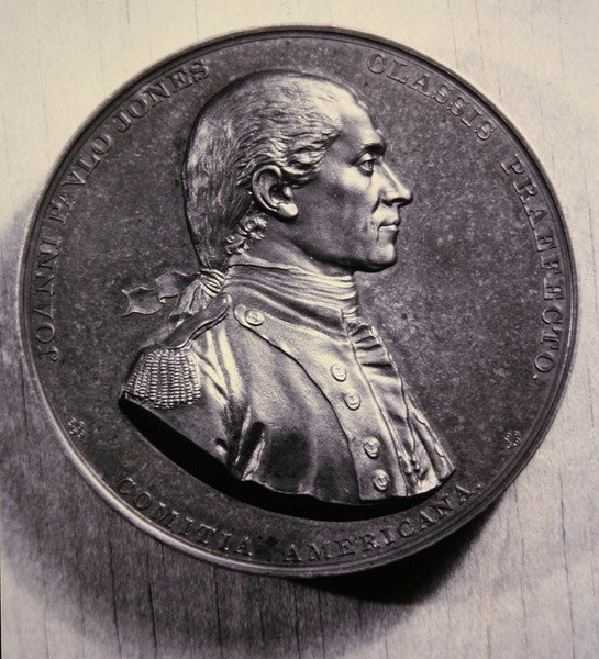 ジョン・ポール・ジョーンズの記念メダル、Jean-Antoine Houdonの肖像画による。 作： アメリカの学校