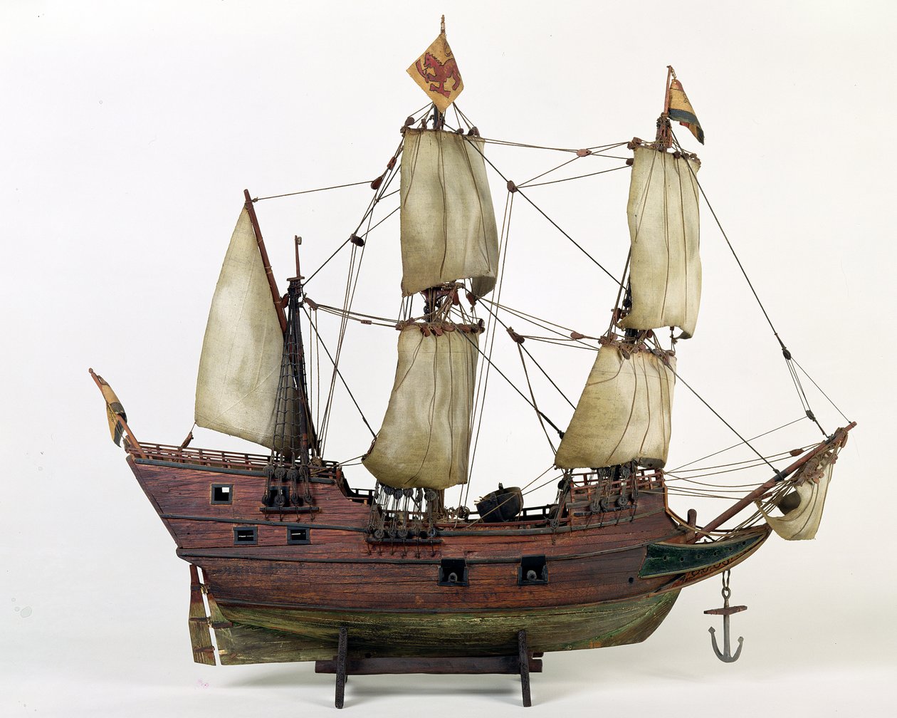 ハーフムーンのモデル、ヘンリーハドソン船、1825-1900年（木材、キャンバス、金属、ペンキ、紐） 作： アメリカの学校