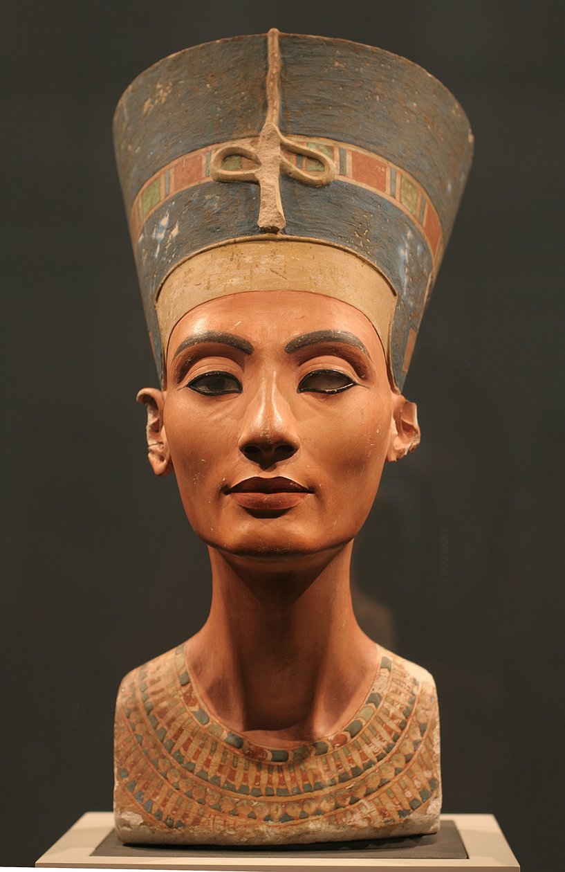 ネフェルティティバスト、紀元前1350年頃 作： 古代エジプト