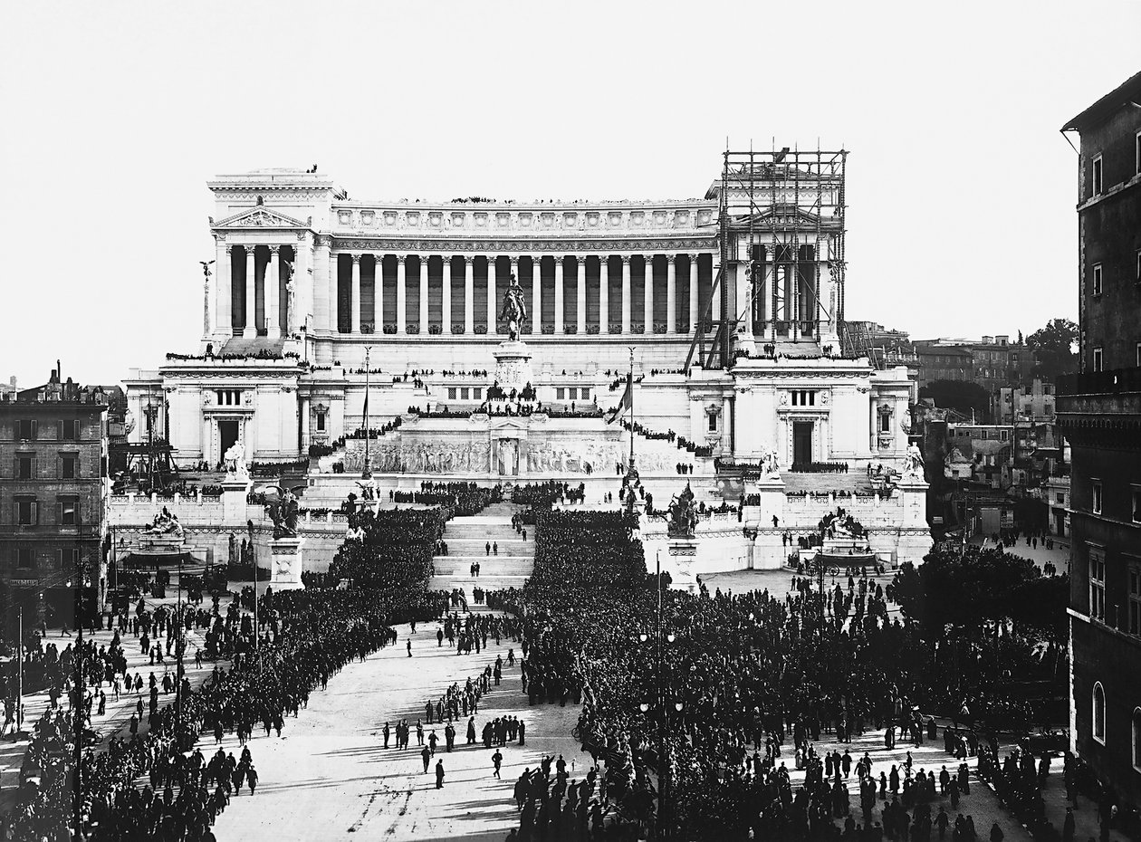 1922年11月4日、ローマの「祖国の祭壇」で無名兵士を記念するファシストの祝賀会（モノクロ写真）。 作： アンダーソンアンダーソン