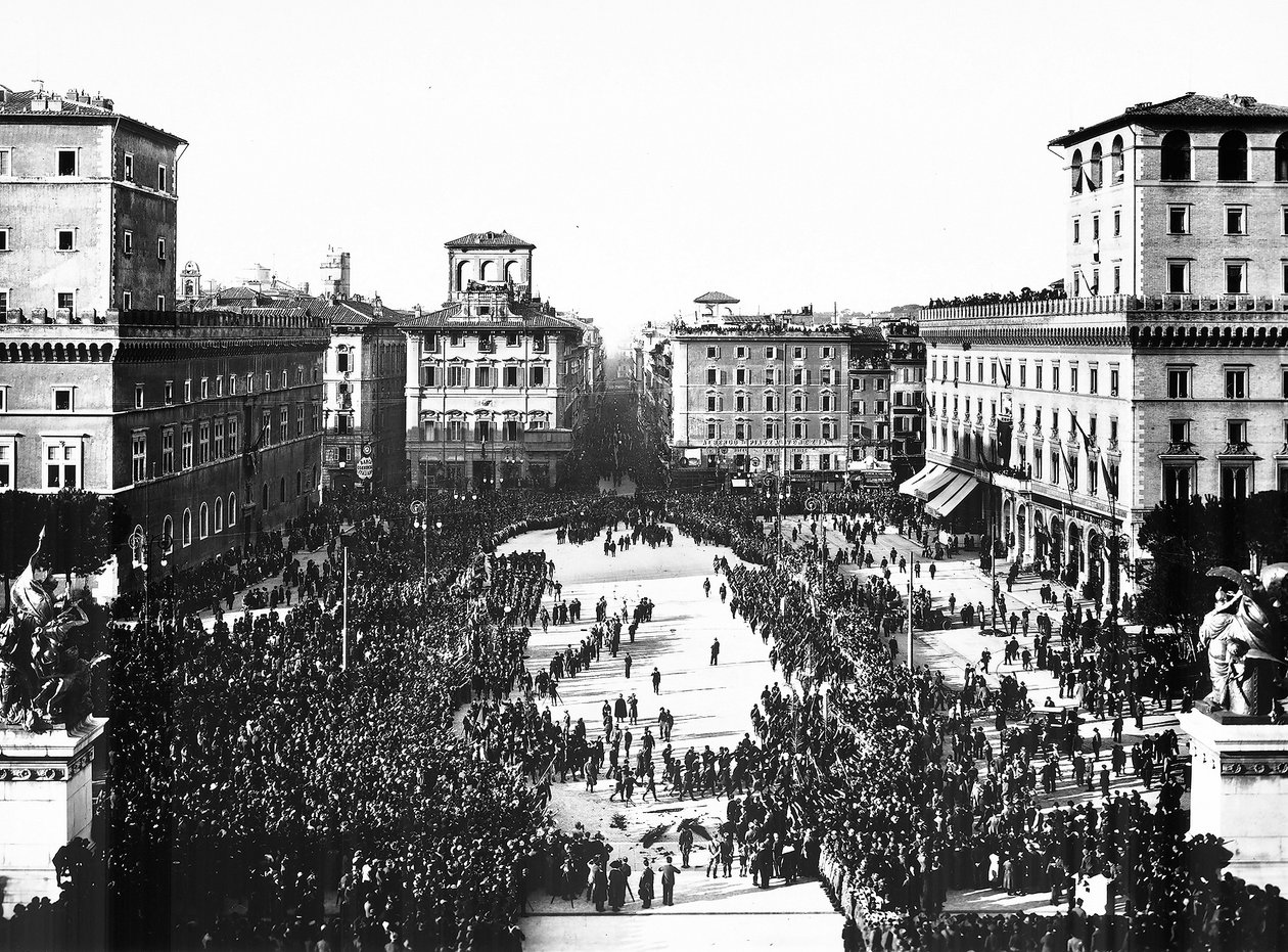 1922年11月4日、祖国の祭壇で無名戦士を追悼するファシストの祭典が行われているローマのヴェネツィア広場（モノクロ写真）。 作： アンダーソンアンダーソン