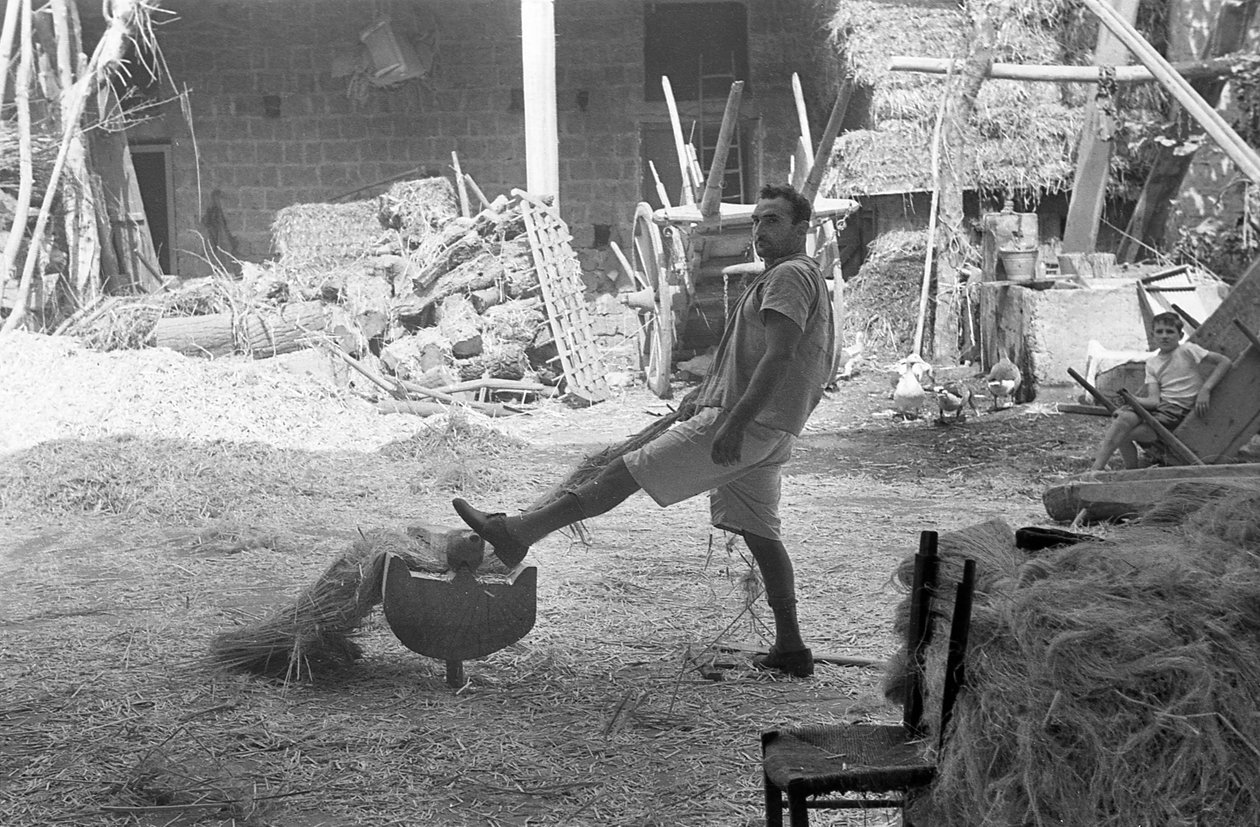 中庭での麻加工 作： 