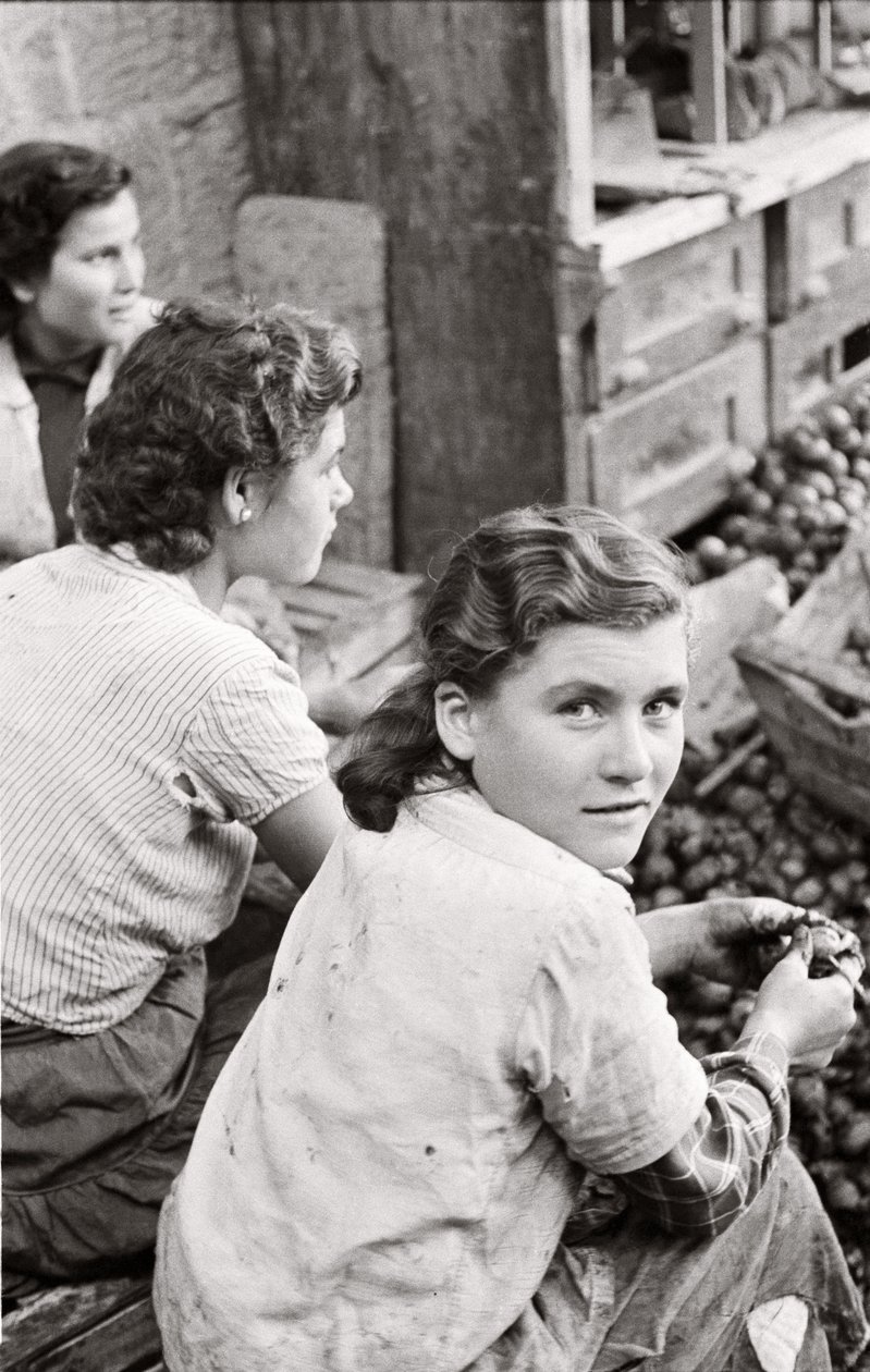 クルミの殻を剥く少女の笑顔、イタリア、ナポリ、クアグリーノ、1955年頃（モノクロ写真） 作： 