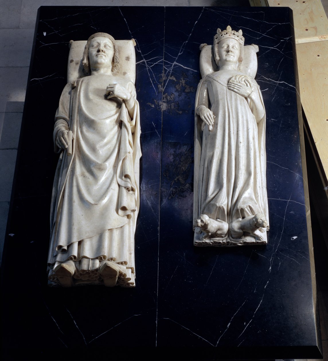 チャールズ5世の賢者（1338-80）と彼の妻の作品、1364年頃（大理石） 作： アンドレ・ボーヌヴ