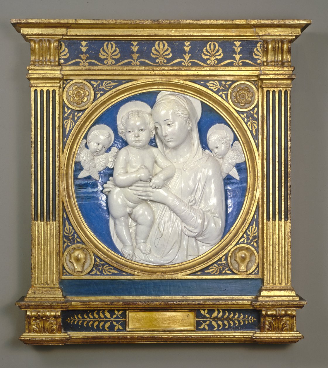 マドンナと子と天使（c.1485）（艶をかけられたテラコッタ） 作： アンドレア・デラ・ロッビア