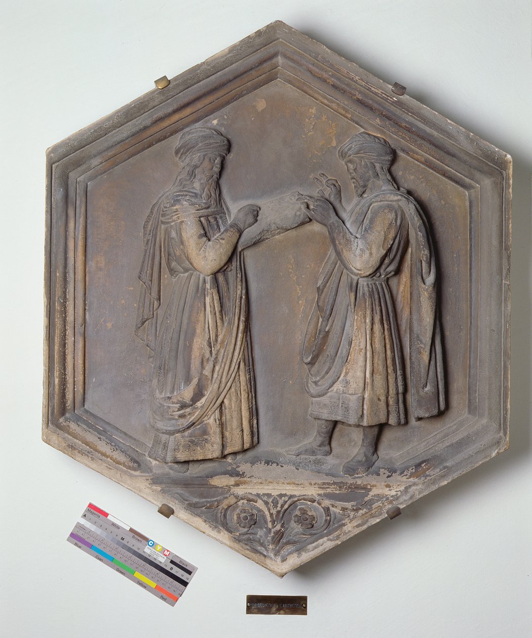 おそらくジョット（c.1266-1337）c.1334-48（大理石）のデザインに基づく、7つの教養を描いたシリーズの幾何学または算術、六角形の装飾レリーフタイル 作： アンドレア・ピサーノ