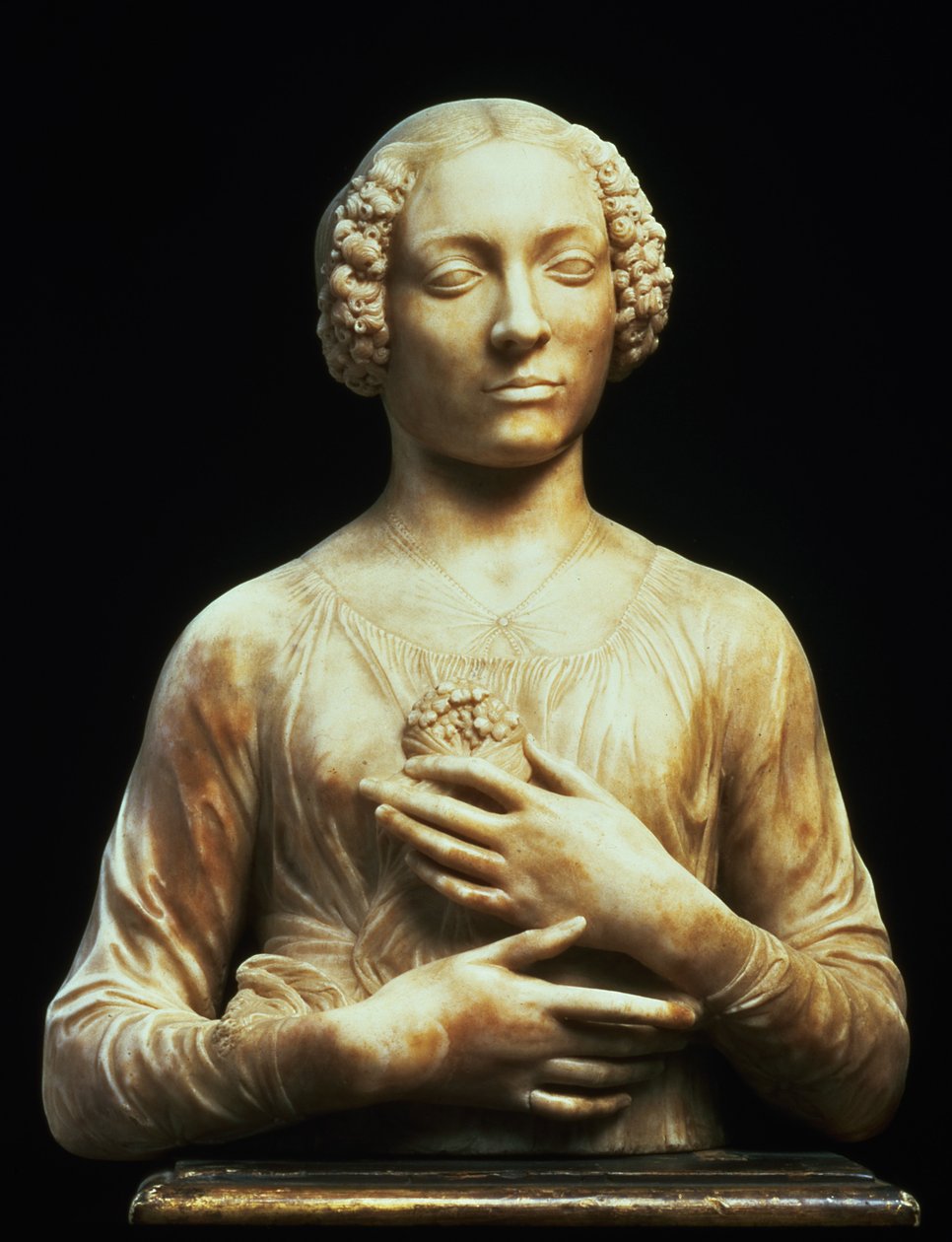 花束を持つ女性、1475-80年頃（大理石） 作： アンドレア・デル・ヴェロッキオ