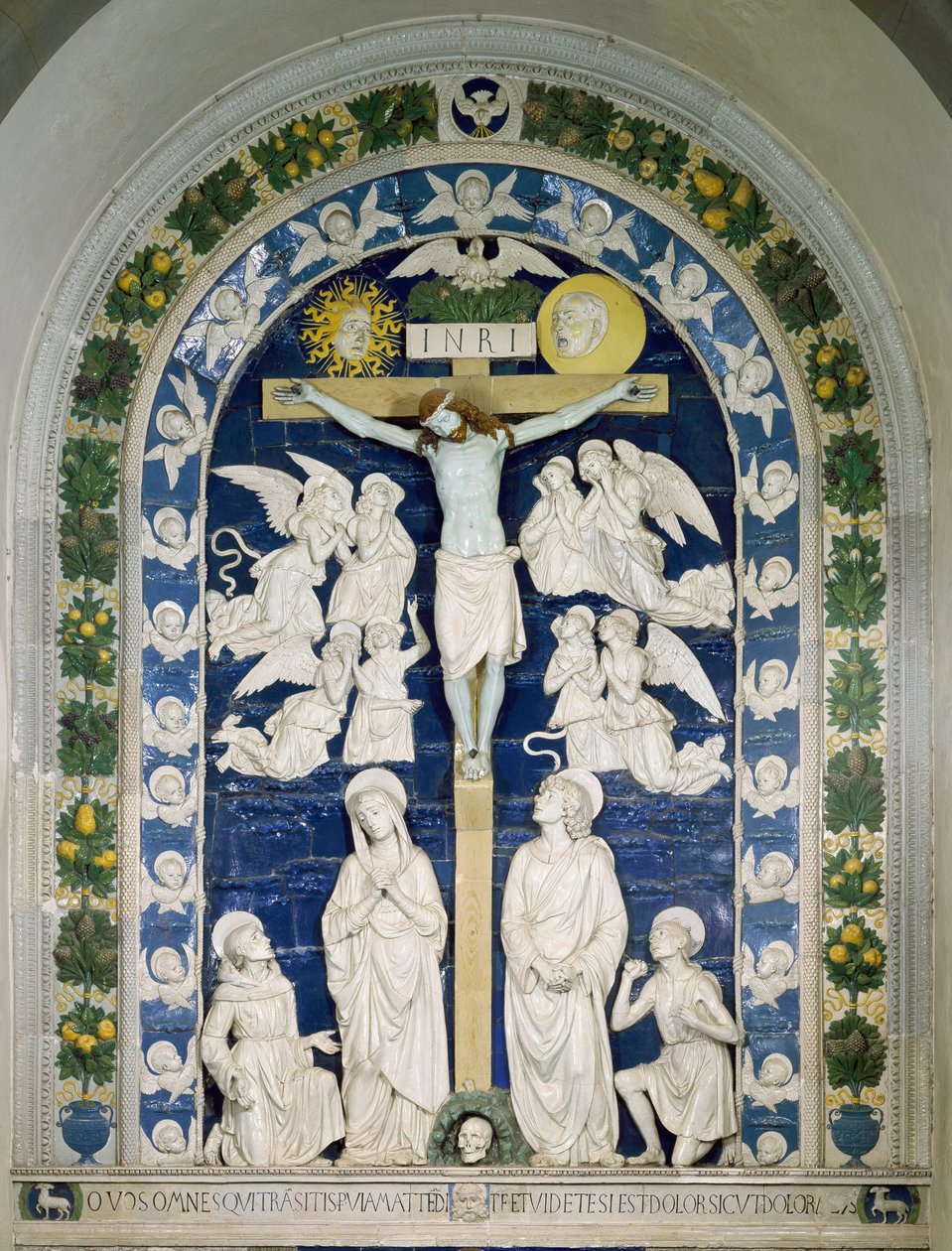 Die Kreuzigung mit dem heiligen Franziskus von Assisi, dem heiligen Johannes Evangelist und dem heiligen Hieronymus. Auf der Kreuzinschrift INRI (I.N.R.I.). Hochreliefkeramik von Andrea della Robbia (1435-1525) um 1481. Dim. 565x420 cm Santuario della Vern von Andrea Della Robbia