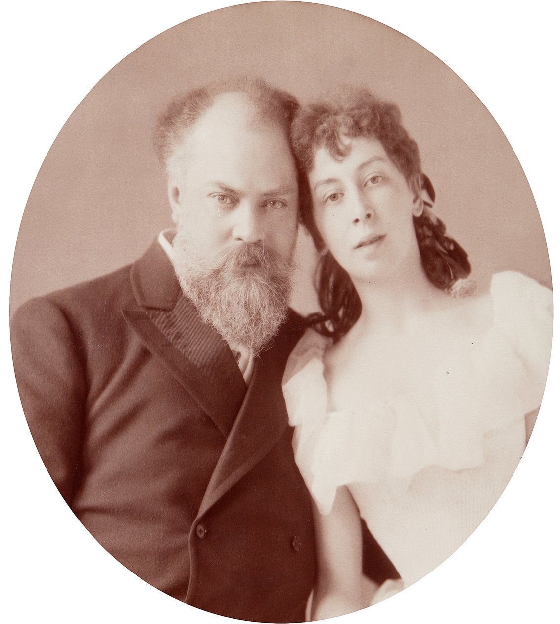 アーティストのコンスタンチン・エゴロヴィッチ・マコフスキー (コンスタンチン・マコフスキー) (1839-1915) と妻の肖像。 アルブミン Photo by Andrei Osipovich Karelin (1837-1906) 作： アンドレイ・オシポビッチ・カレリン