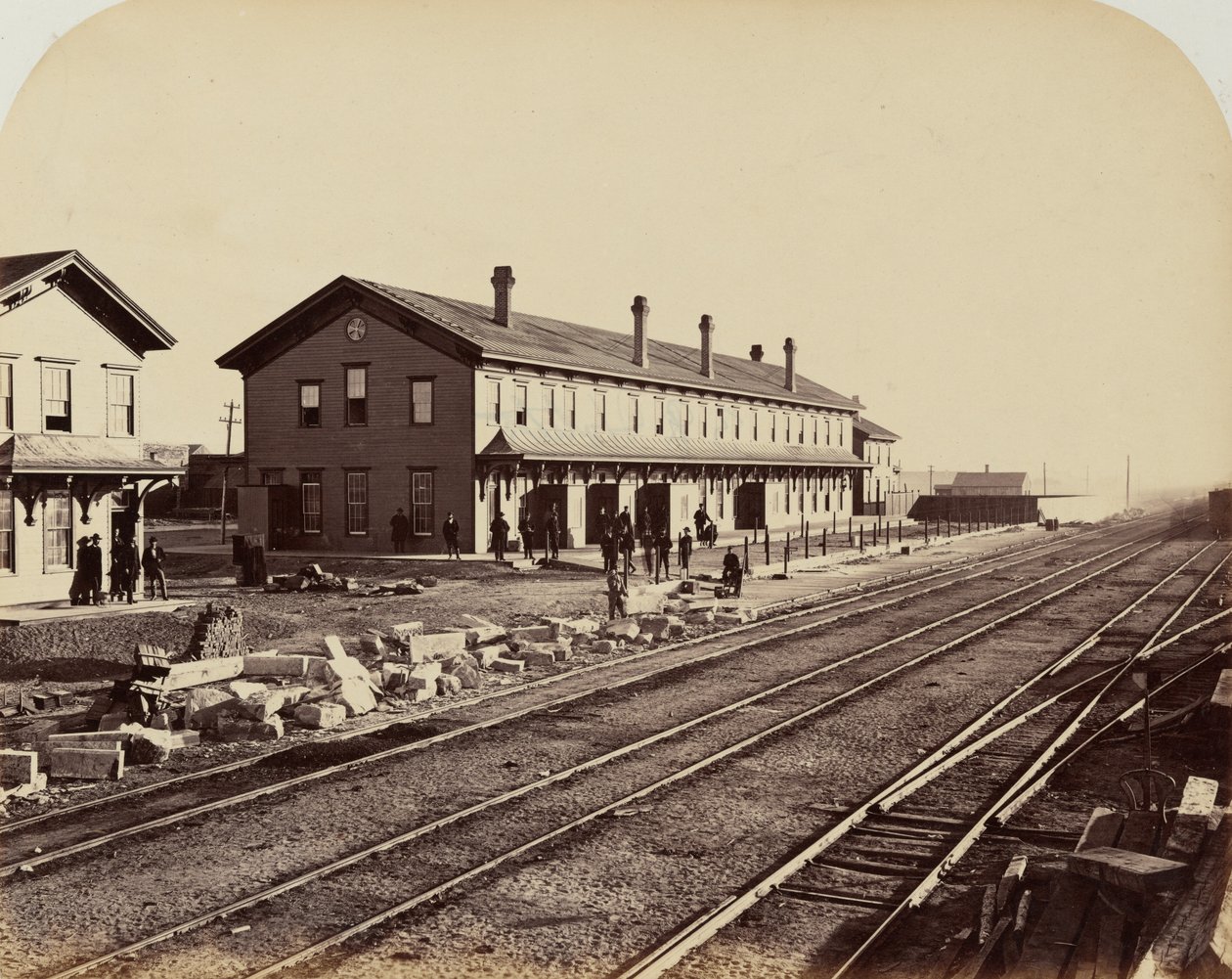 プレート 15.ララミー・ホテル、ララミー市、1869年（写真） 作： アンドリュー・ジョセフ・ラッセル