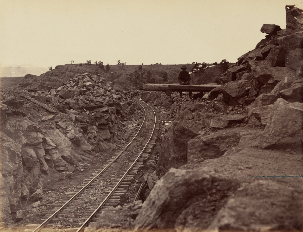 プレート9.1869年、デール・クリーク橋の東側アプローチ（写真）。 作： アンドリュー・ジョセフ・ラッセル