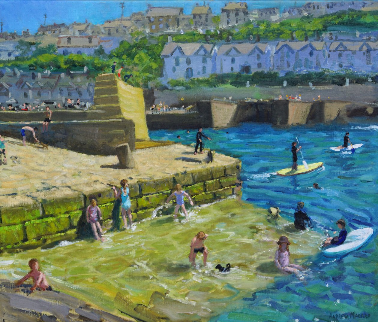 港での楽しみ、Porthleven、コーンウォール、2021年（キャンバスに油彩） 作： アンドリュー・マカラ