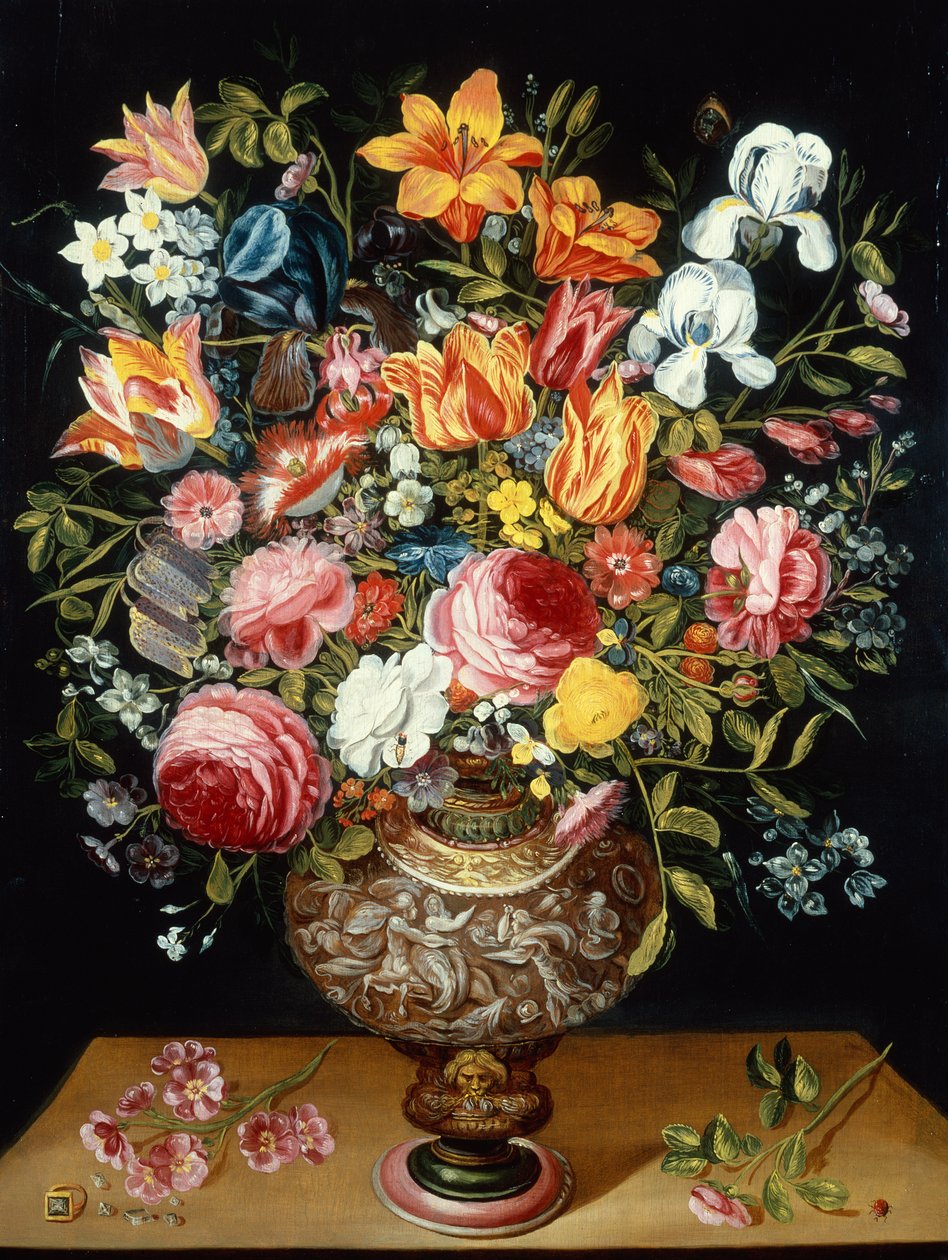彫刻された壷の中のバラ、チューリップ、スイセン、アイリス、その他の花と棚の上のテントウムシ (キャンバスに油彩) 作： アンドリーズダニエルズまたはダニエルズ