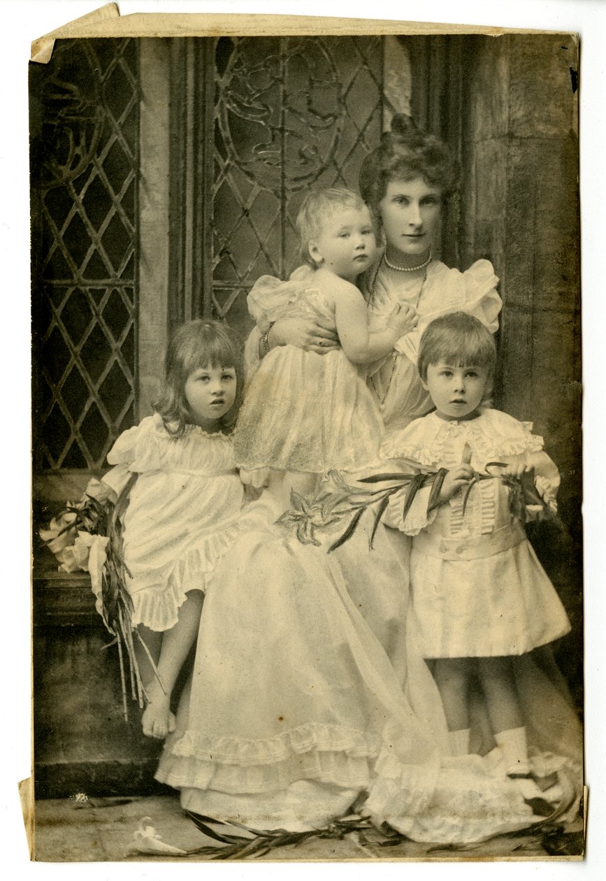 エヴリン公爵夫人と3人の子供たち、1899年頃（モノクロ写真） 作： アンジェリカ（attr。To）カウフマン