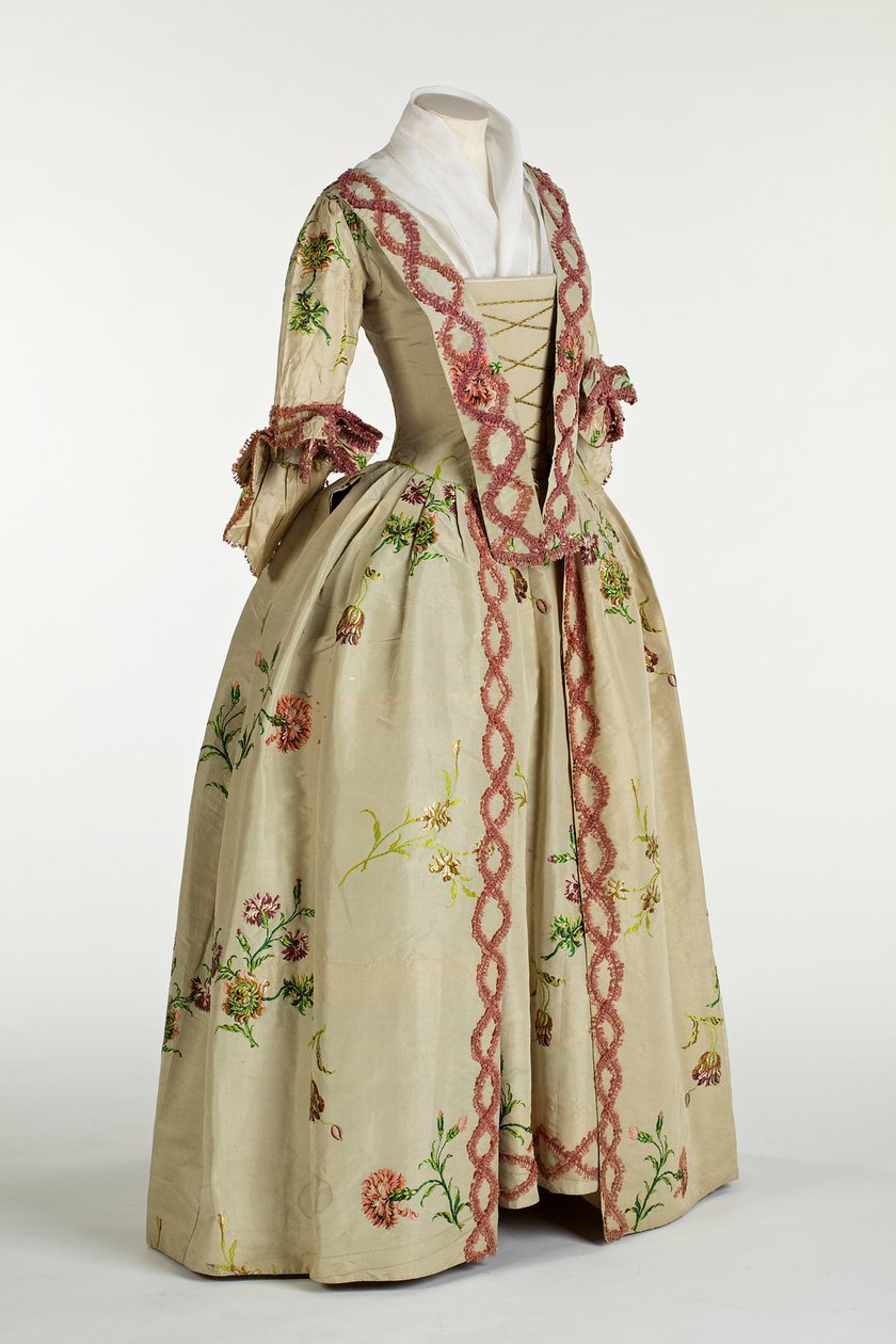 アイボリーまたはベージュの錦織りスピタルフィールズシルクのガウンとペチコート、c.1740-60（シルク） 作： アンナ・マリア・ガースウェイト