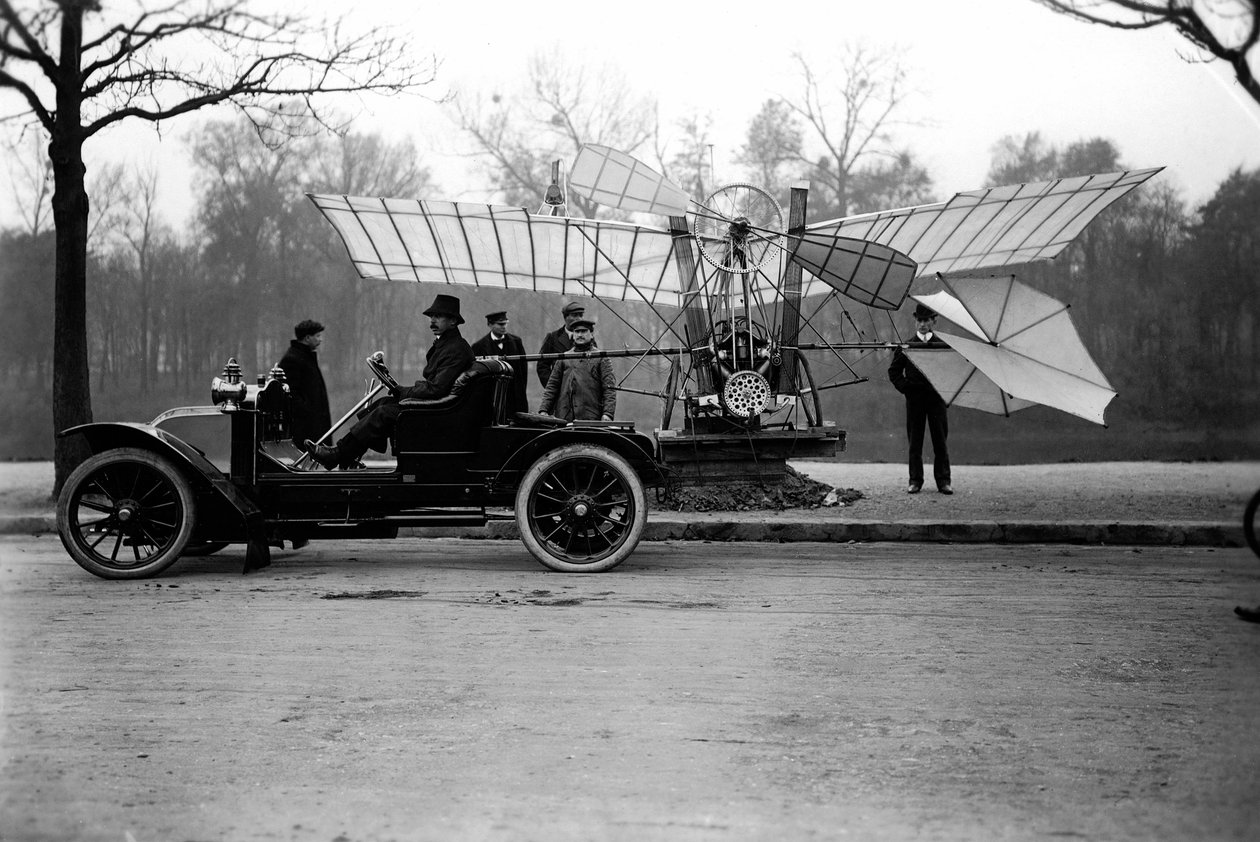 飛行機を車に乗せて運ぶ飛行士アルベルト・サントス・デュモン（サントス・デュモン）（1873-1932）。個人蔵 作： 匿名匿名
