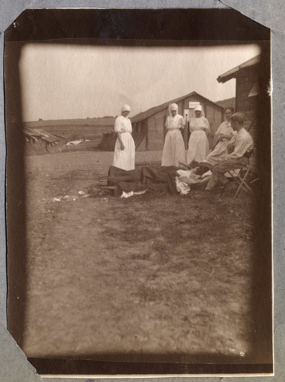 第一次世界大戦1914-1918年：ヘリオタピー。フランス赤十字社（Red Cross）の負傷した兵士と看護師、フランス、Lower Normandy（ノルマンディー地方）、Manche（マンシュ地方）のCouville（クーヴィル）のキャンプ。匿名の写真1917年7月。個人蔵、ステラ。 作： 匿名匿名