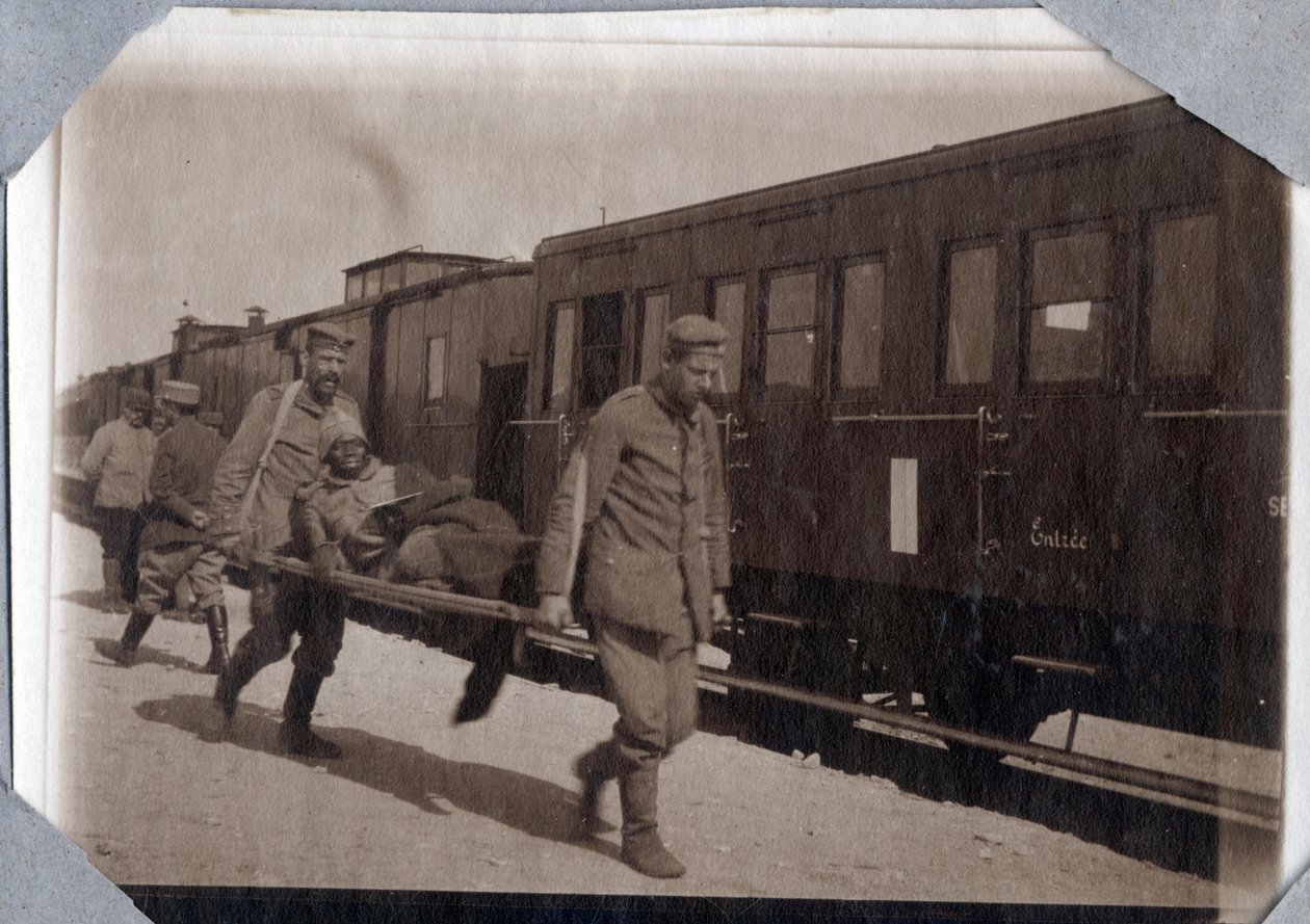 第一次世界大戦1914-1918年：フランス、ローワーノルマンディー（Lower Normandy）の英仏海峡の駅に置かれた兵士の傷と担架。匿名の撮影1917年5月。個人コレクション、ステラ 作： 匿名匿名