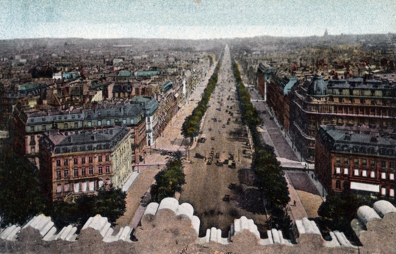 パリ：凱旋門、エトワール広場から撮影されたシャンゼリゼ通り（Champs-Elysees）の風景。パリ市の「芸術アルバム」に掲載されている1920年の写真。個人蔵。 作： 匿名匿名