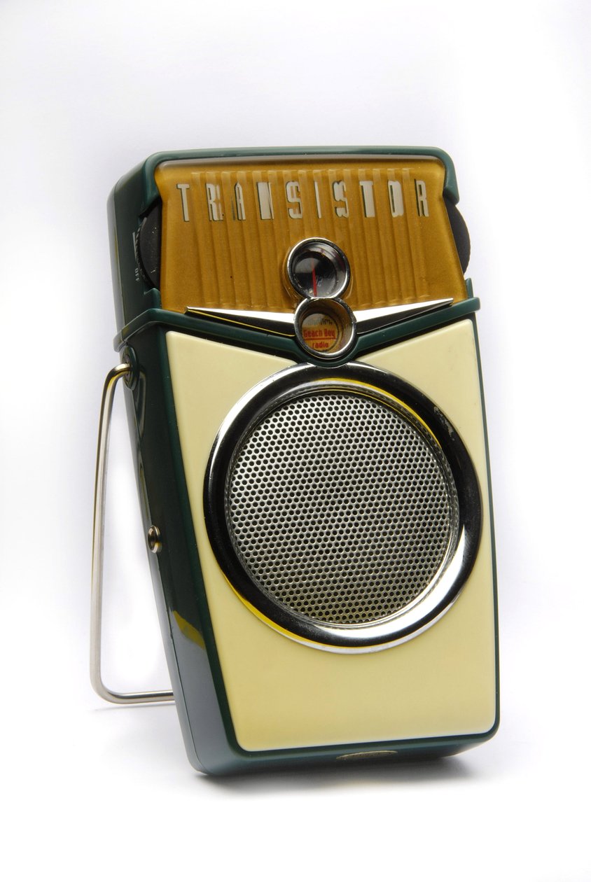 TRANSISTOR RADIO」または「POCKET RADIO」または「TRANSISTOR PORTABLE RADIO」の静物画。 作： 匿名匿名