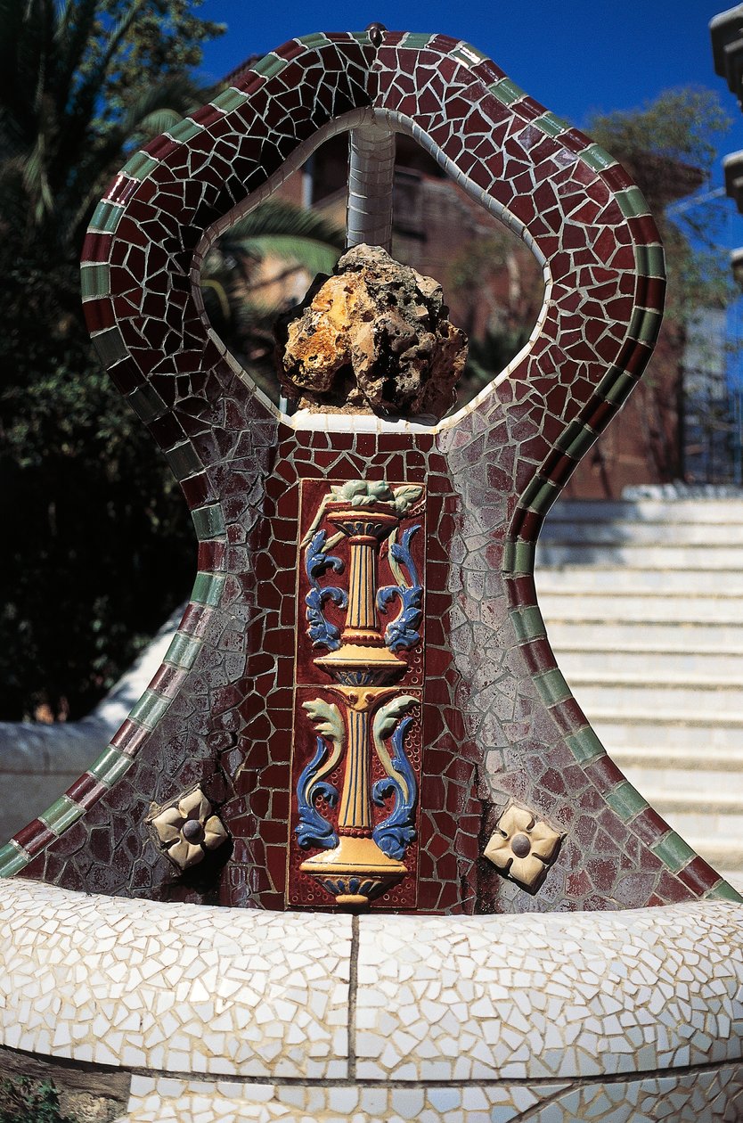 グエル公園のタイル張りの噴水（1900～1914年 作： アントニ・ガウディ