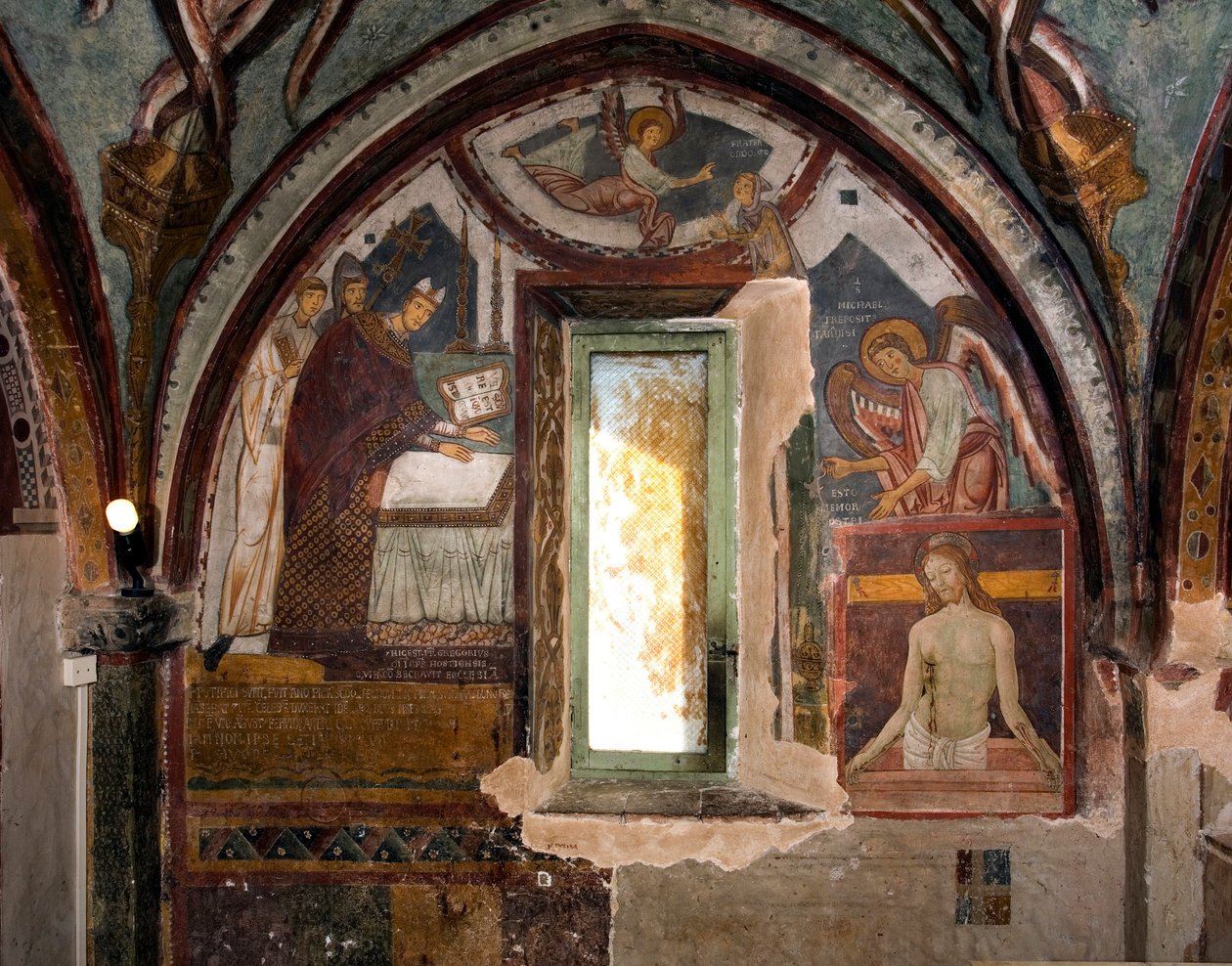 左はオスティア市の首長であった教皇グレゴワール9世が礼拝堂を奉献している様子（12世紀） 右はアントニオ・アクイリ・ディット・アントニアッツォ・ロマーノ（1461～1508年頃活躍）が後に制作したフレスコ画のピエタ 15世紀 モナステの聖グレゴワール礼拝堂 作： アントニアッツォロマーノ