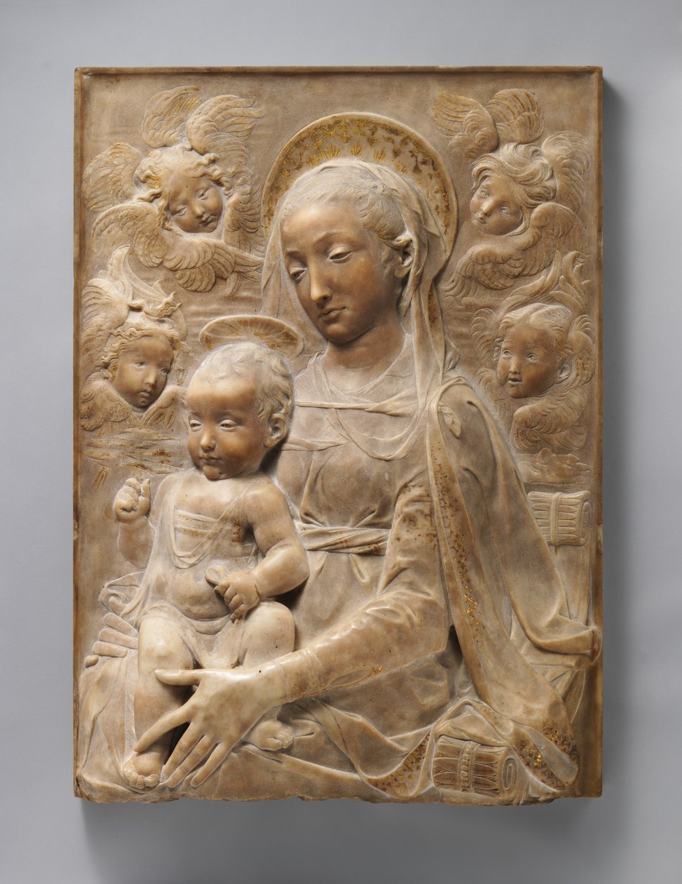 マドンナと天使の子、c.1455-60（金色のディテールが施された大理石） 作： アントニオ・ロッセリーノ