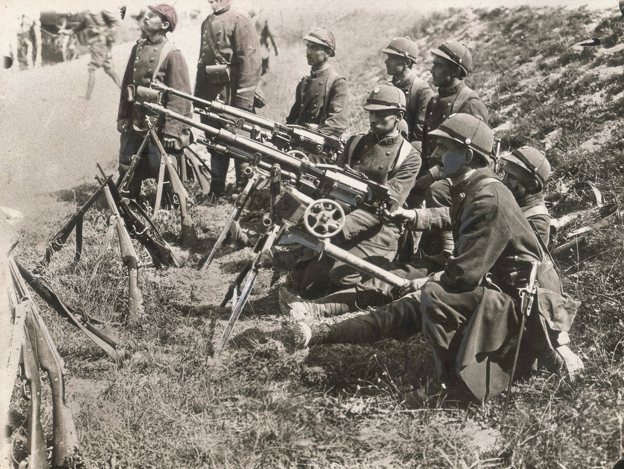第一次世界大戦中、機関銃を装備したフランスのドラゴーン（モノクロ写真 作： アーガス写真庁