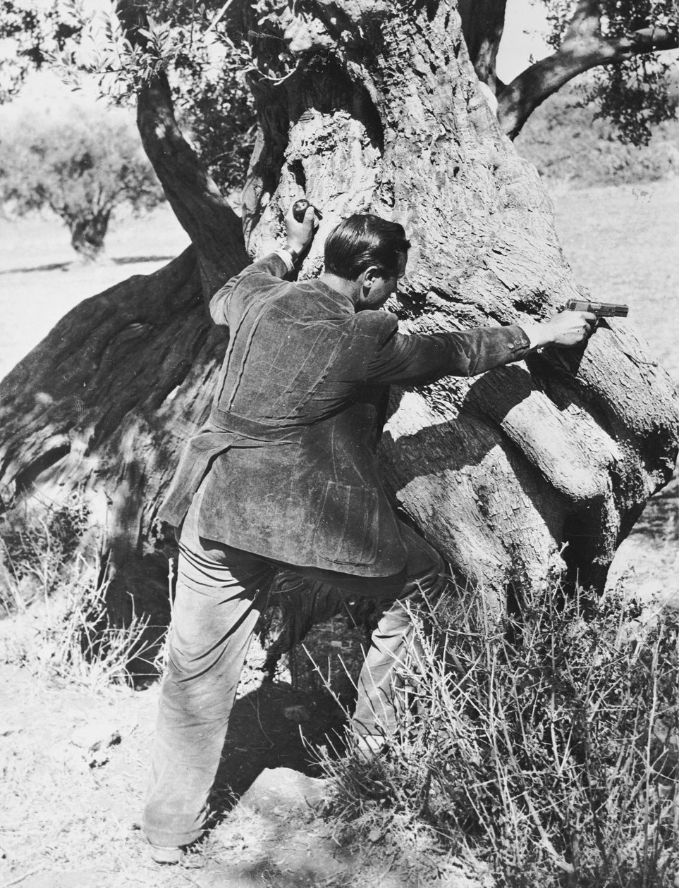 拳銃を指すサルヴァトーレジュリアーノ、1937 作： アルマンド・ブルーニ