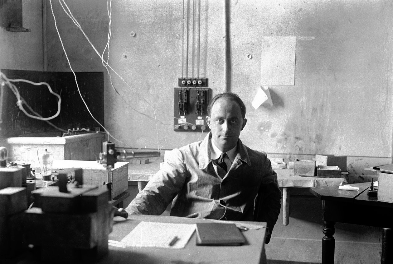 イタリアの物理学者エンリコ・フェルミ（1901～1954年、1938年にノーベル物理学賞を受賞）の研究室での様子（モノクロ写真 作： アルマンド・ブルーニ
