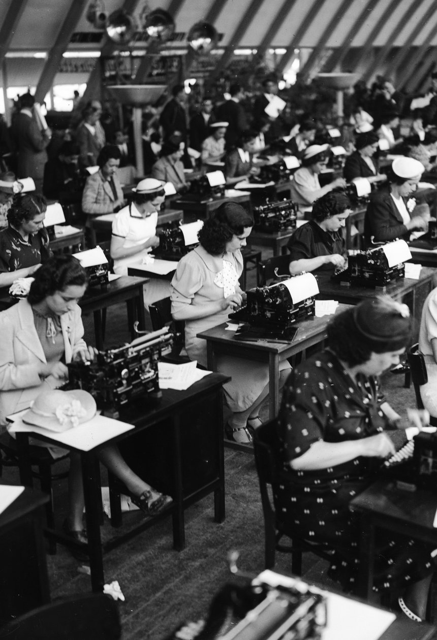 タイピスト、イタリア、1938年（ガラス板） 作： アルマンド・ブルーニ