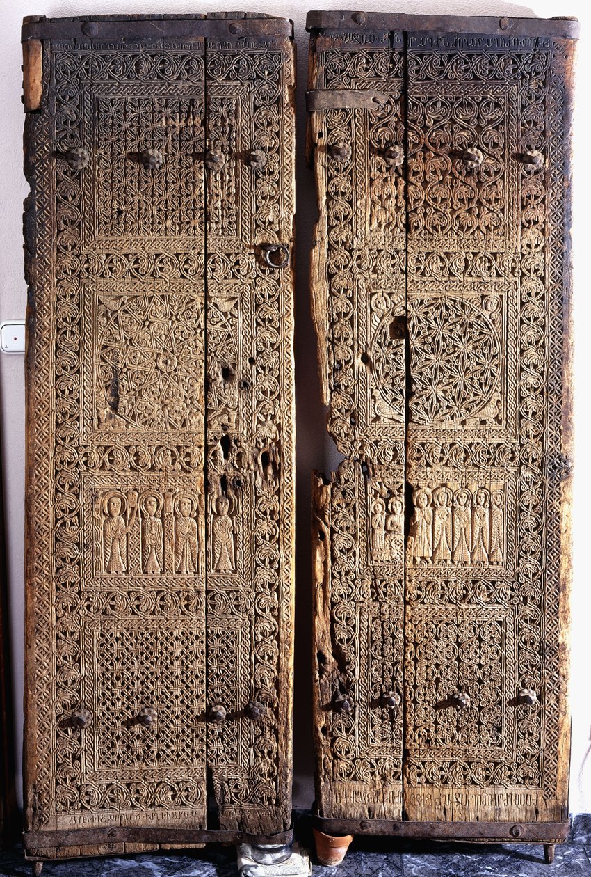 1312年に6人の使徒と聖人とキリストを描いた、彫刻が施されたアルメニアのクルミの扉 作： アルメニア学校