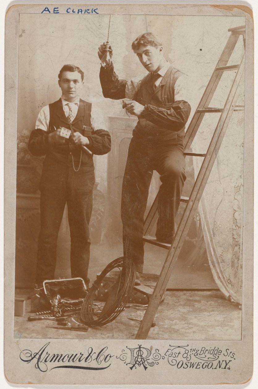 電灯設置者の肖像,c.1904年（写真） 作： アーマー＆カンパニー
