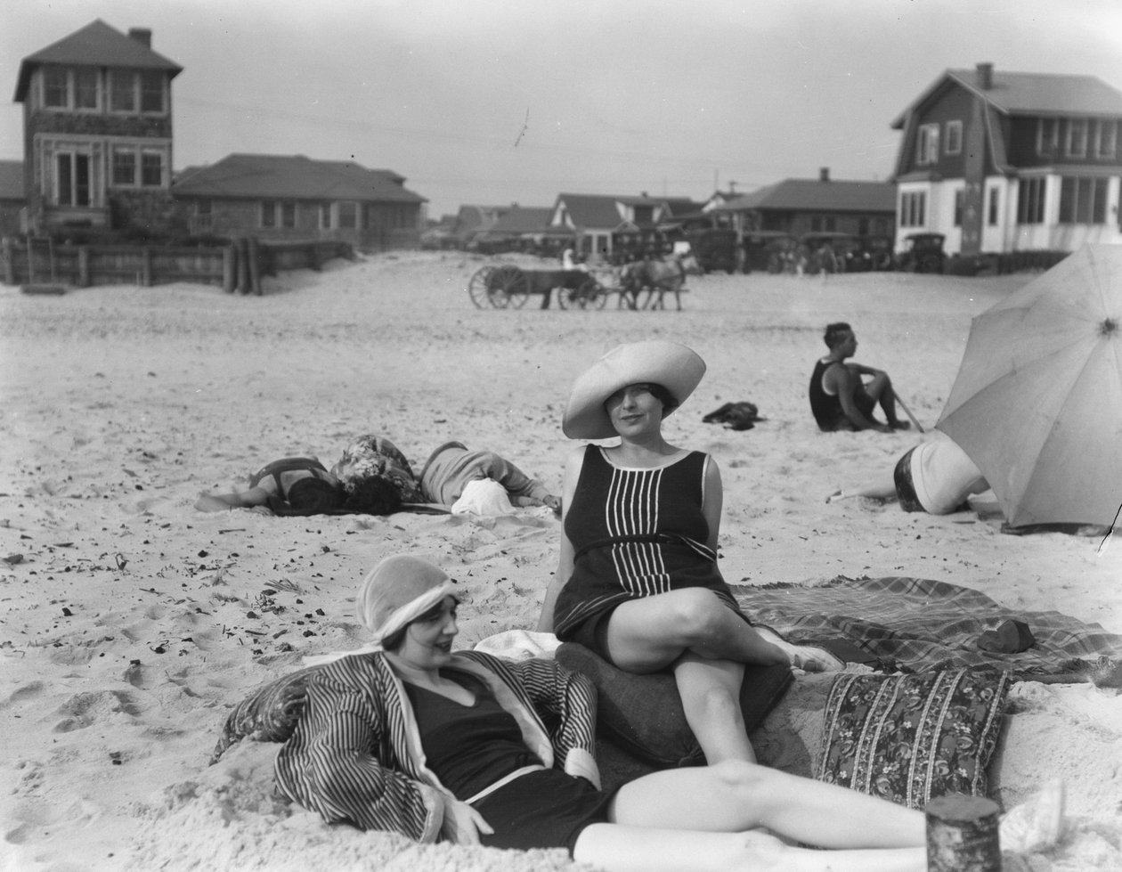 1910年、ニューヨークのロングビーチにいる2人の女性 作： アーノルド・ゲンテ
