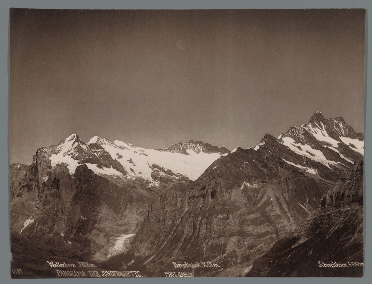 ベルナー アルプスのヴェッターホルン、ベルグリストック、シュレックホルンの眺め Panorama der Jungfraukette (オブジェクトのシリーズ タイトル) 作： アーサー・ガブラー