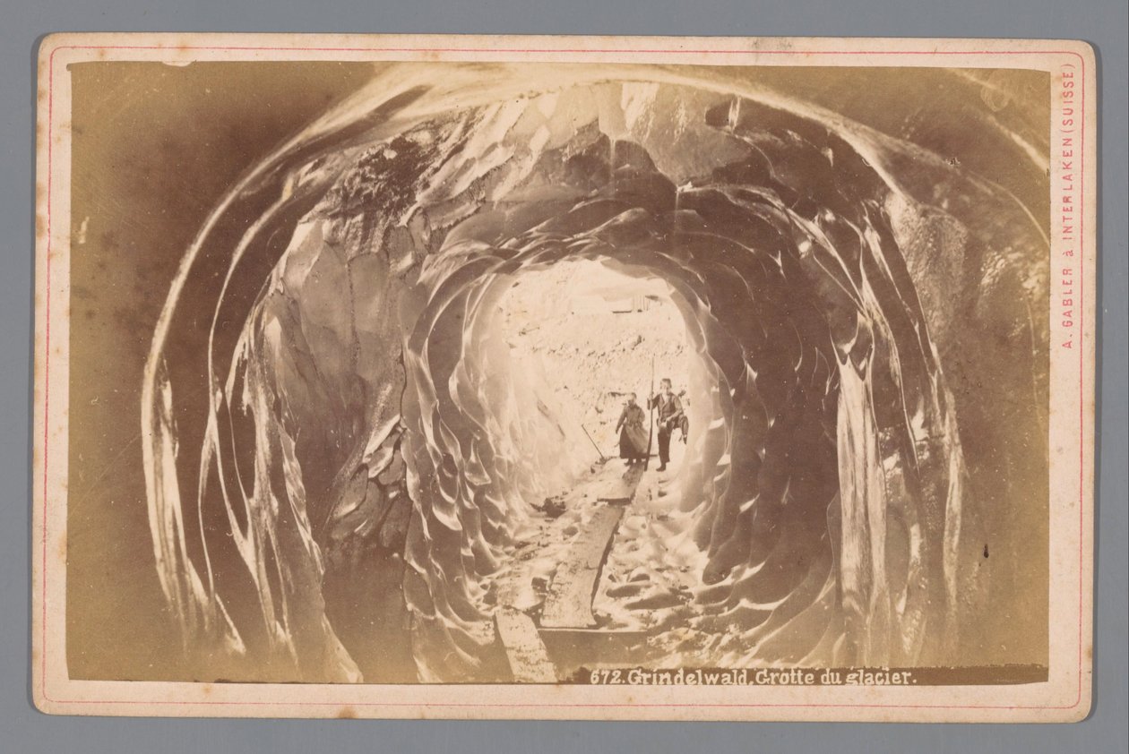 スイスのグリンデルヴァルト氷河の洞窟にいる人々 グリンデルヴァルト。 Grotte du Glacier (オブジェクトのタイトル) 作： アーサー・ガブラー