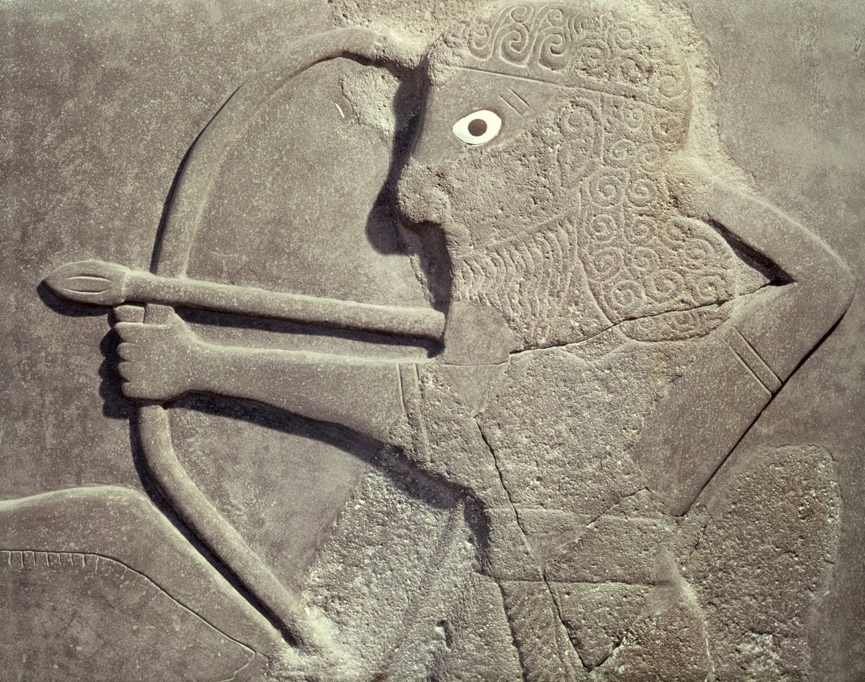 シリアのテルハラフ出身のハンターを描いたレリーフ（玄武岩）（詳細） 作： アッシリア人