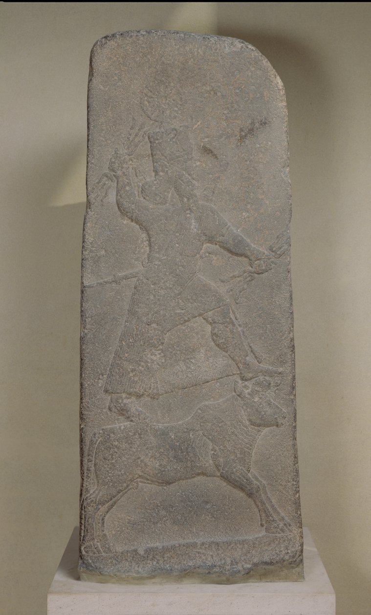 イシュタル神殿、アルスランタシュ（ハダツ）744-727紀元前（玄武岩）から、嵐の神アダッドが雄牛の上に立って稲妻を振り回している様子を描いた石碑 作： アッシリア人
