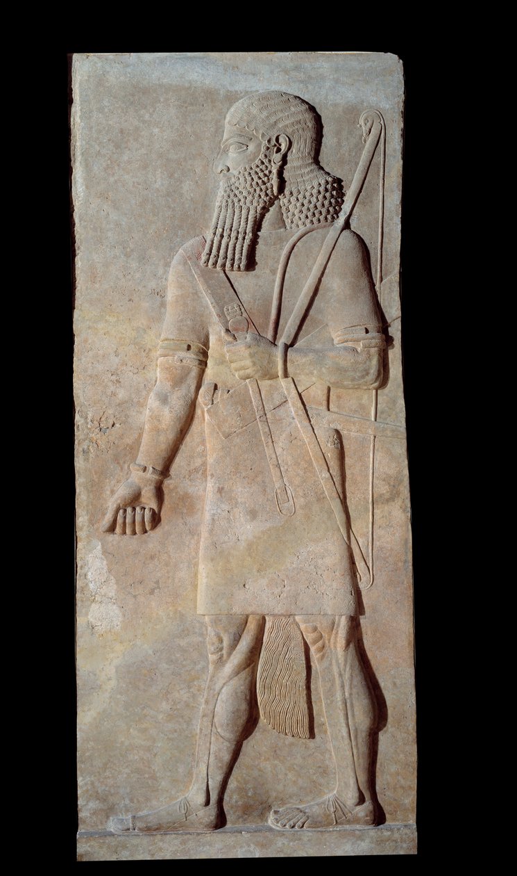 美術 メソポタミア（アッシリア）。アッシリア王サルゴン2世（紀元前721年～705年）の宮廷の武器を持った戦士。パリ、ルーヴル美術館（Musee Du Louvre 作： アッシリア人