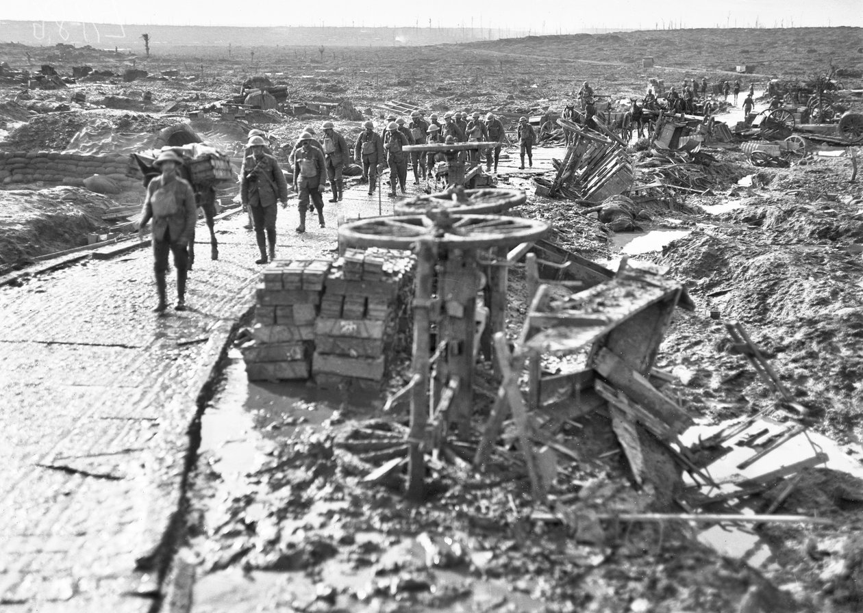 1917年10月28日、ウェストフックリッジのイープルセクターにある馬鹿コーナーに続くトラックを通過するオーストラリア軍 作： オーストラリアの写真家