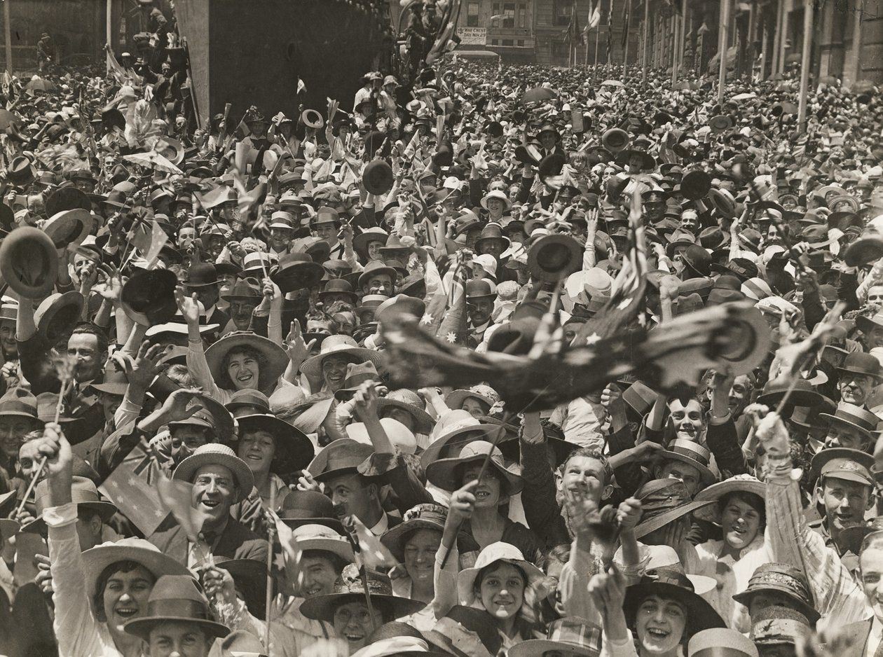 1918年11月11日、休戦調印のニュースを祝ってシドニー、マーティンプレイスの群衆 作： オーストラリアの写真家